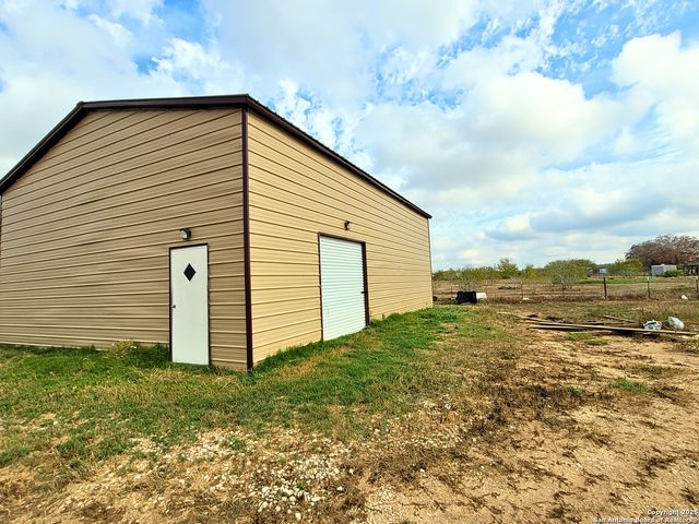 2072 County Road 421, Stockdale, TX 78160