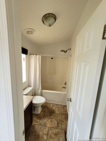 2072 County Road 421, Stockdale, TX 78160