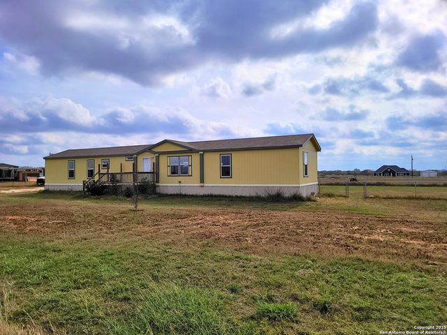 2072 County Road 421, Stockdale, TX 78160