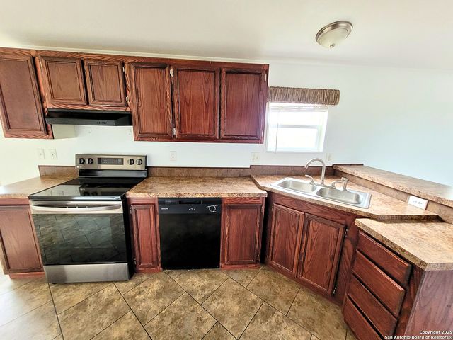 2072 County Road 421, Stockdale, TX 78160