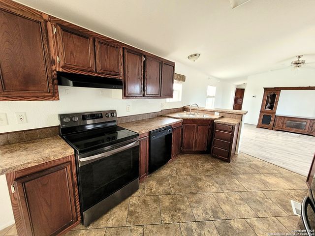 2072 County Road 421, Stockdale, TX 78160