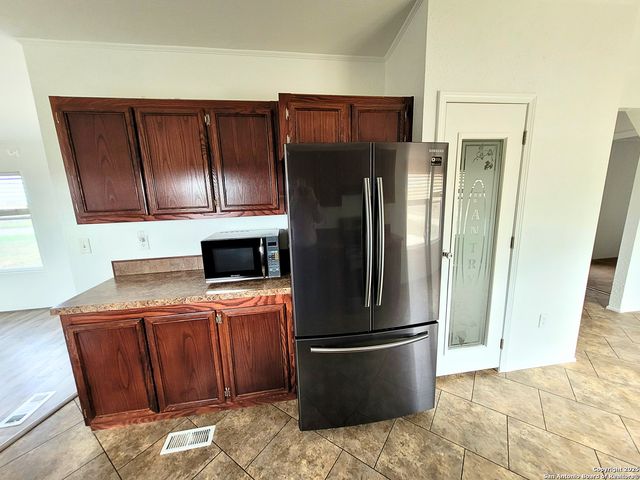 2072 County Road 421, Stockdale, TX 78160