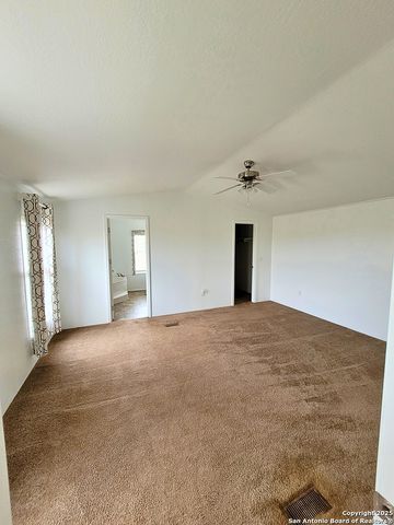 2072 County Road 421, Stockdale, TX 78160