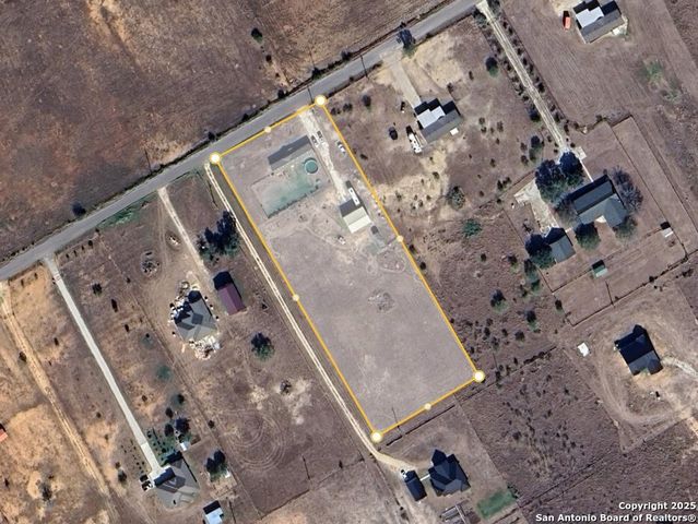 2072 County Road 421, Stockdale, TX 78160