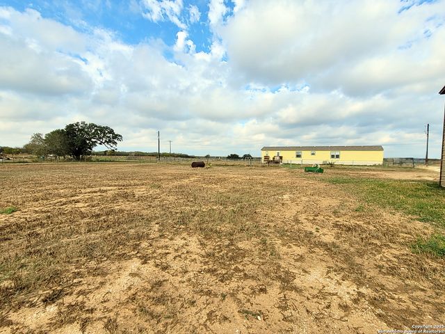 2072 County Road 421, Stockdale, TX 78160