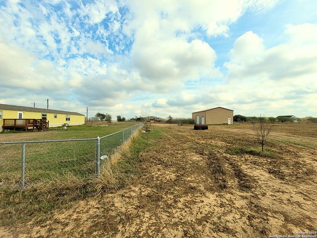 2072 County Road 421, Stockdale, TX 78160