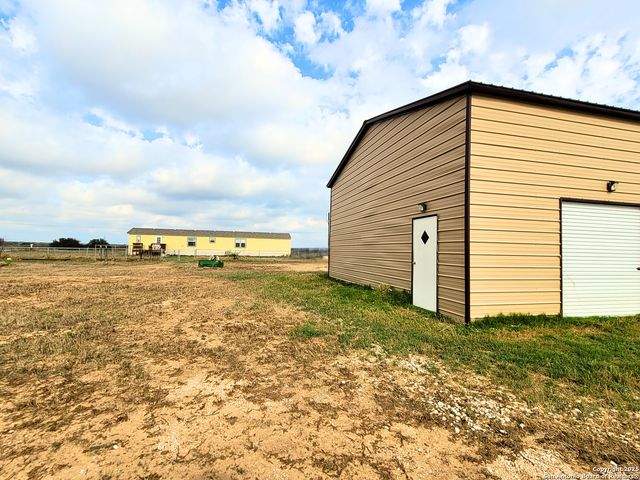 2072 County Road 421, Stockdale, TX 78160