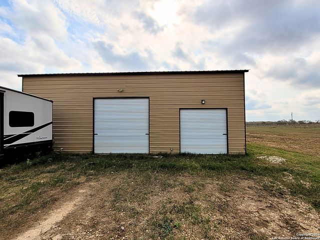 2072 County Road 421, Stockdale, TX 78160