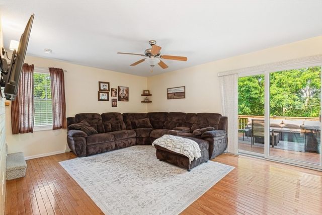 15 Dolphin Cir, Somerset, MA 02726