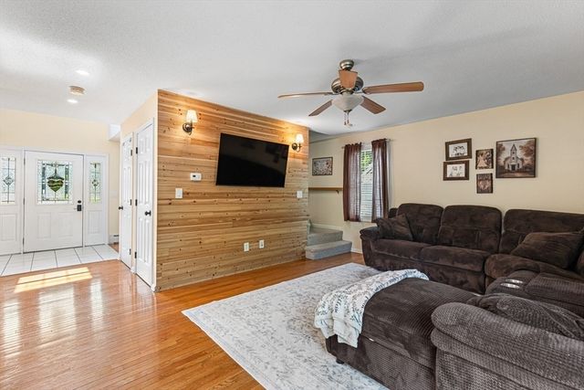 15 Dolphin Cir, Somerset, MA 02726