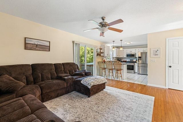 15 Dolphin Cir, Somerset, MA 02726