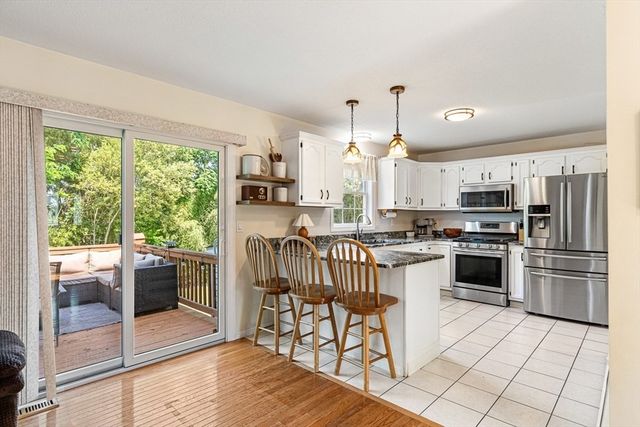 15 Dolphin Cir, Somerset, MA 02726