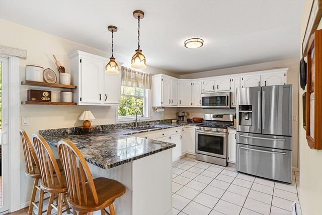 15 Dolphin Cir, Somerset, MA 02726