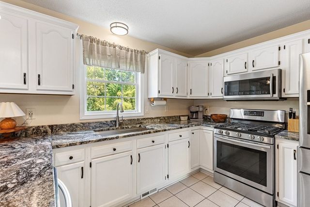 15 Dolphin Cir, Somerset, MA 02726