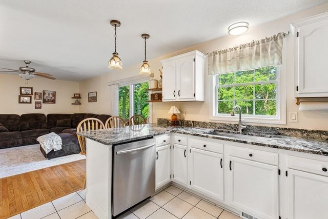 15 Dolphin Cir, Somerset, MA 02726