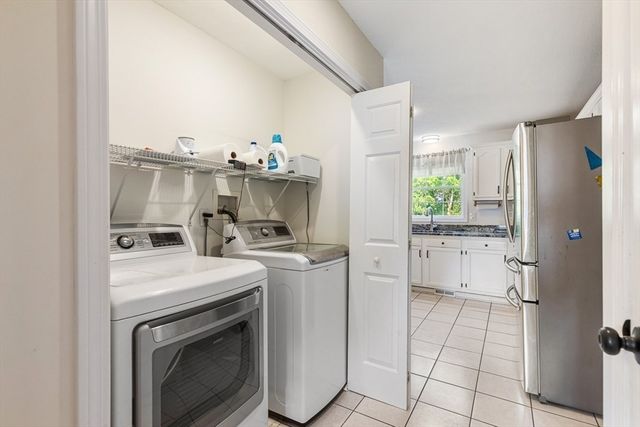 15 Dolphin Cir, Somerset, MA 02726