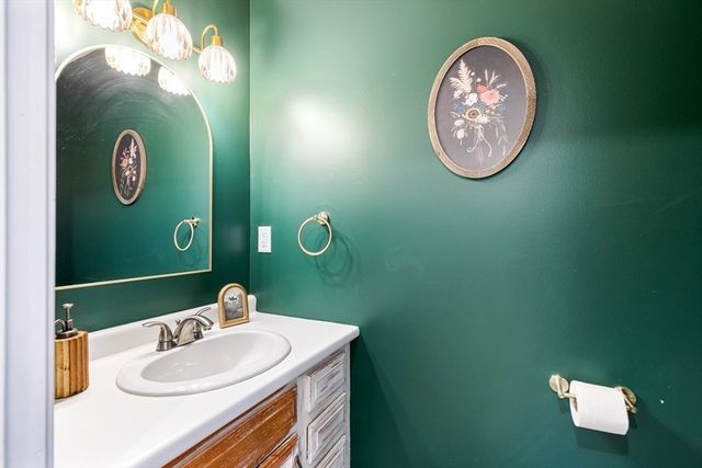 15 Dolphin Cir, Somerset, MA 02726