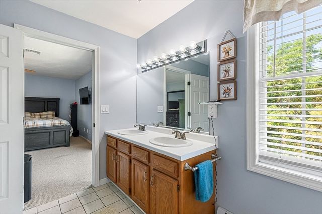 15 Dolphin Cir, Somerset, MA 02726
