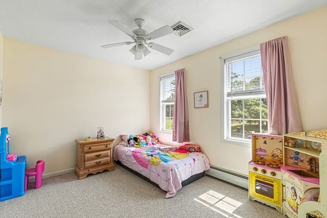 15 Dolphin Cir, Somerset, MA 02726