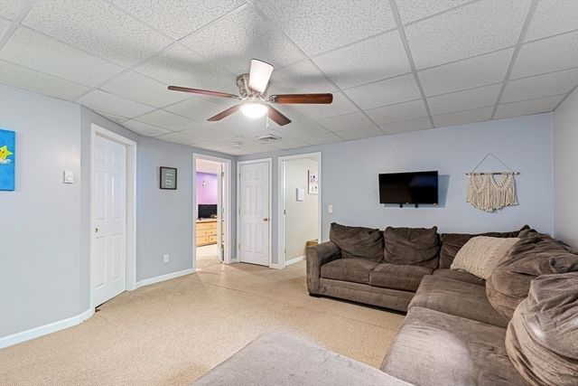 15 Dolphin Cir, Somerset, MA 02726