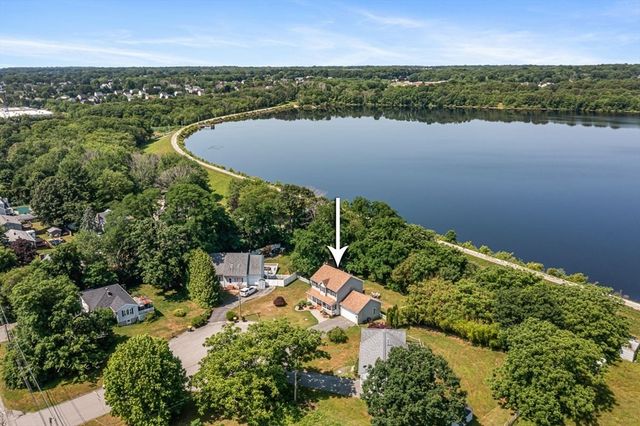 15 Dolphin Cir, Somerset, MA 02726