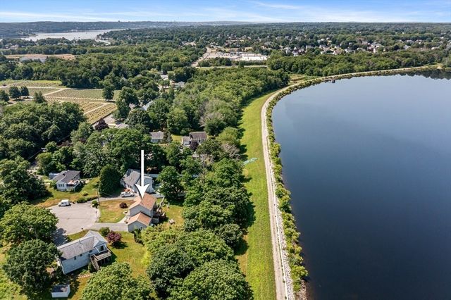 15 Dolphin Cir, Somerset, MA 02726
