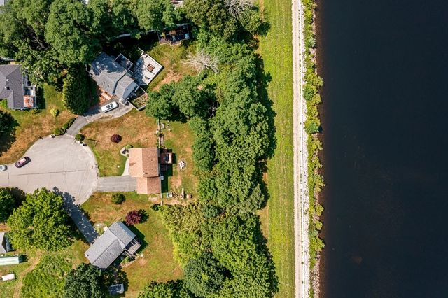 15 Dolphin Cir, Somerset, MA 02726