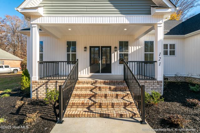 121 Castle Court, Washington, NC 27889