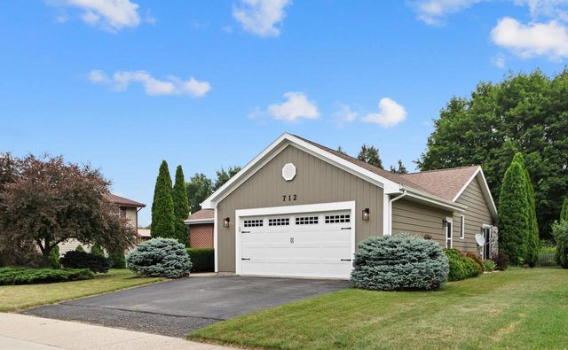 712 N Wuthering Hills Drive, Janesville, WI 53546