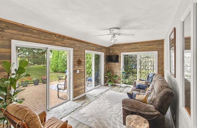 712 N Wuthering Hills Drive, Janesville, WI 53546