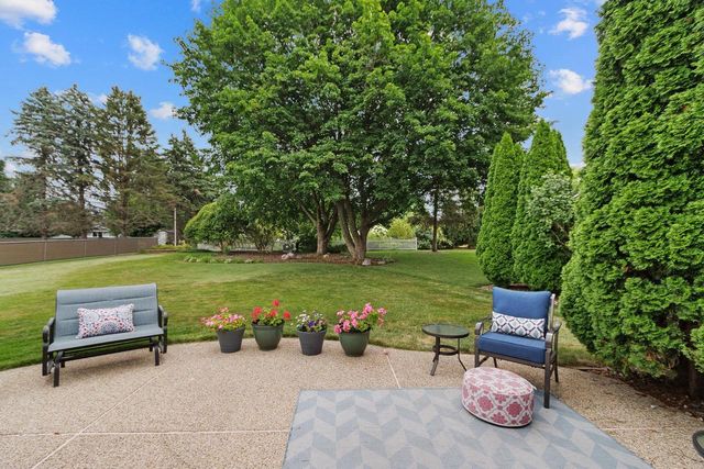 712 N Wuthering Hills Drive, Janesville, WI 53546