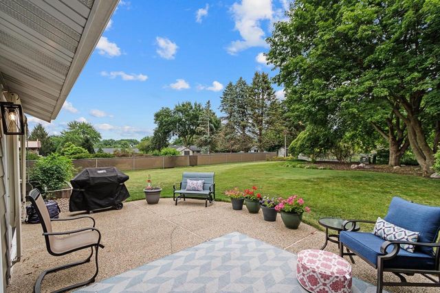 712 N Wuthering Hills Drive, Janesville, WI 53546