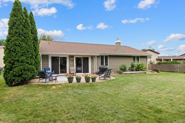 712 N Wuthering Hills Drive, Janesville, WI 53546