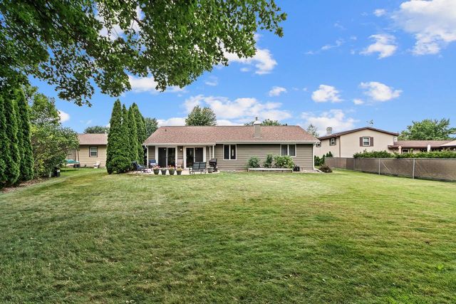 712 N Wuthering Hills Drive, Janesville, WI 53546