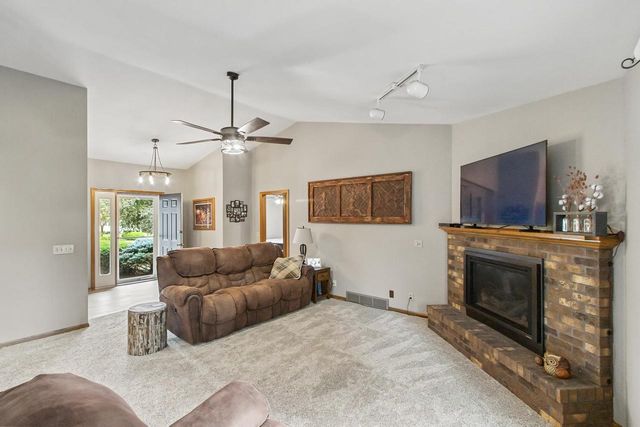 712 N Wuthering Hills Drive, Janesville, WI 53546