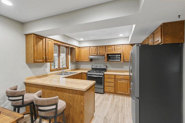 712 N Wuthering Hills Drive, Janesville, WI 53546