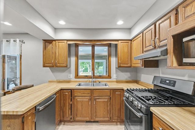 712 N Wuthering Hills Drive, Janesville, WI 53546