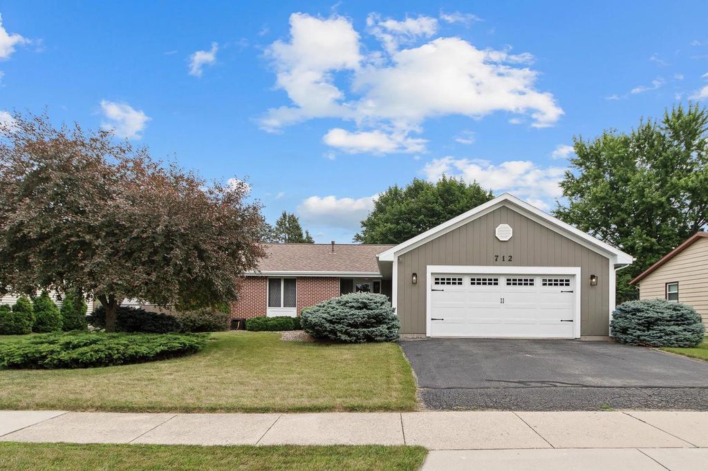 712 N Wuthering Hills Drive, Janesville, WI 53546