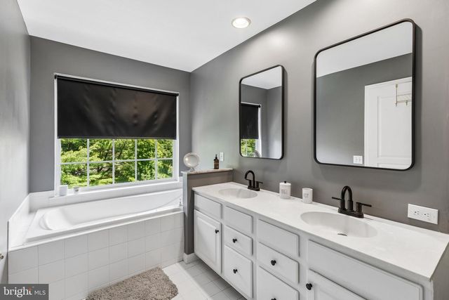 15 CHARTER OAK CT, Doylestown, PA 18901