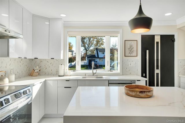 9 Autumn Lane, Hicksville, NY 11801