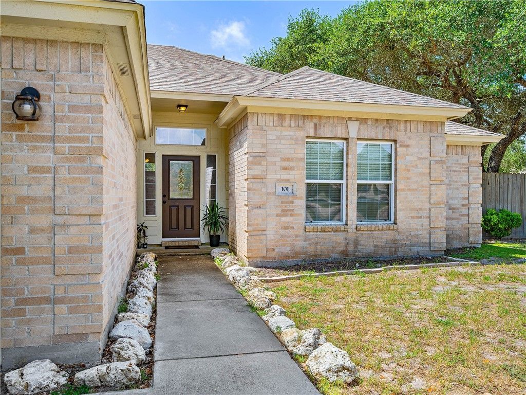 101 Plantation Dr, Rockport, TX 78382 — photo 2
