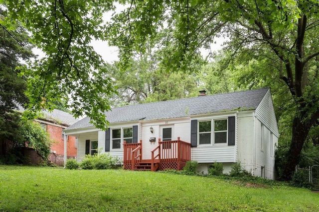10 E Pocahontas Lane, Kansas City, MO 64114