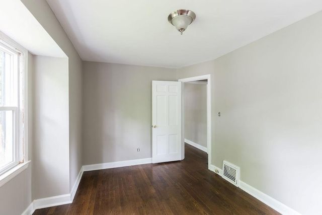 10 E Pocahontas Lane, Kansas City, MO 64114