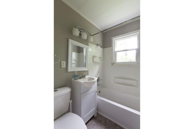 10 E Pocahontas Lane, Kansas City, MO 64114