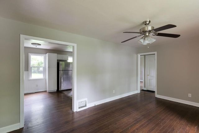 10 E Pocahontas Lane, Kansas City, MO 64114