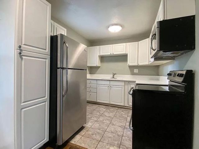 10 E Pocahontas Lane, Kansas City, MO 64114