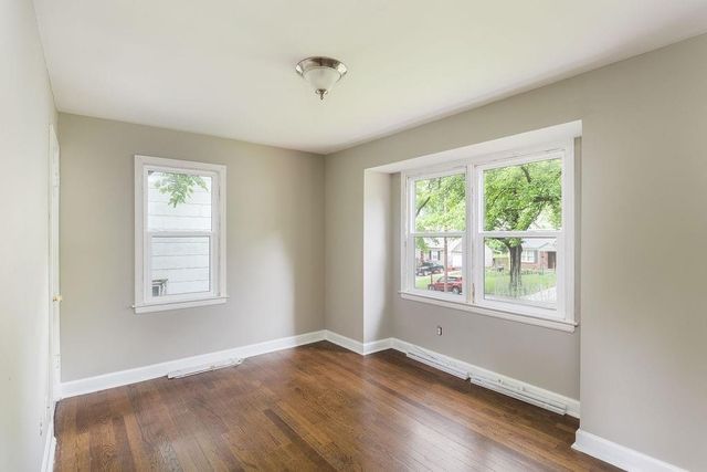 10 E Pocahontas Lane, Kansas City, MO 64114