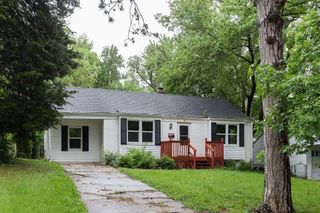 10 E Pocahontas Lane, Kansas City, MO 64114