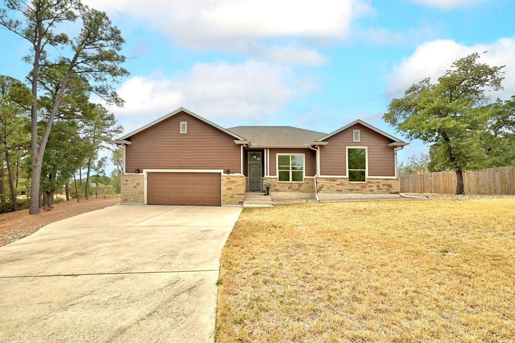 133 & 135 E Keanahalululu LN, Bastrop, TX 78602