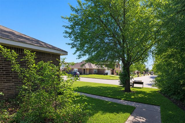 2752 Maegen Circle, Fort Worth, TX 76112